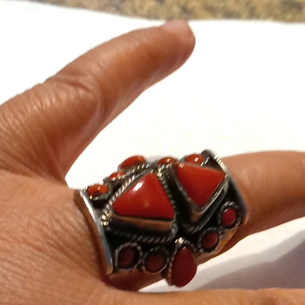 ❤STUNNING!/ RED TRIANGLE CORAL RING ❤ - Picture 2 of 9